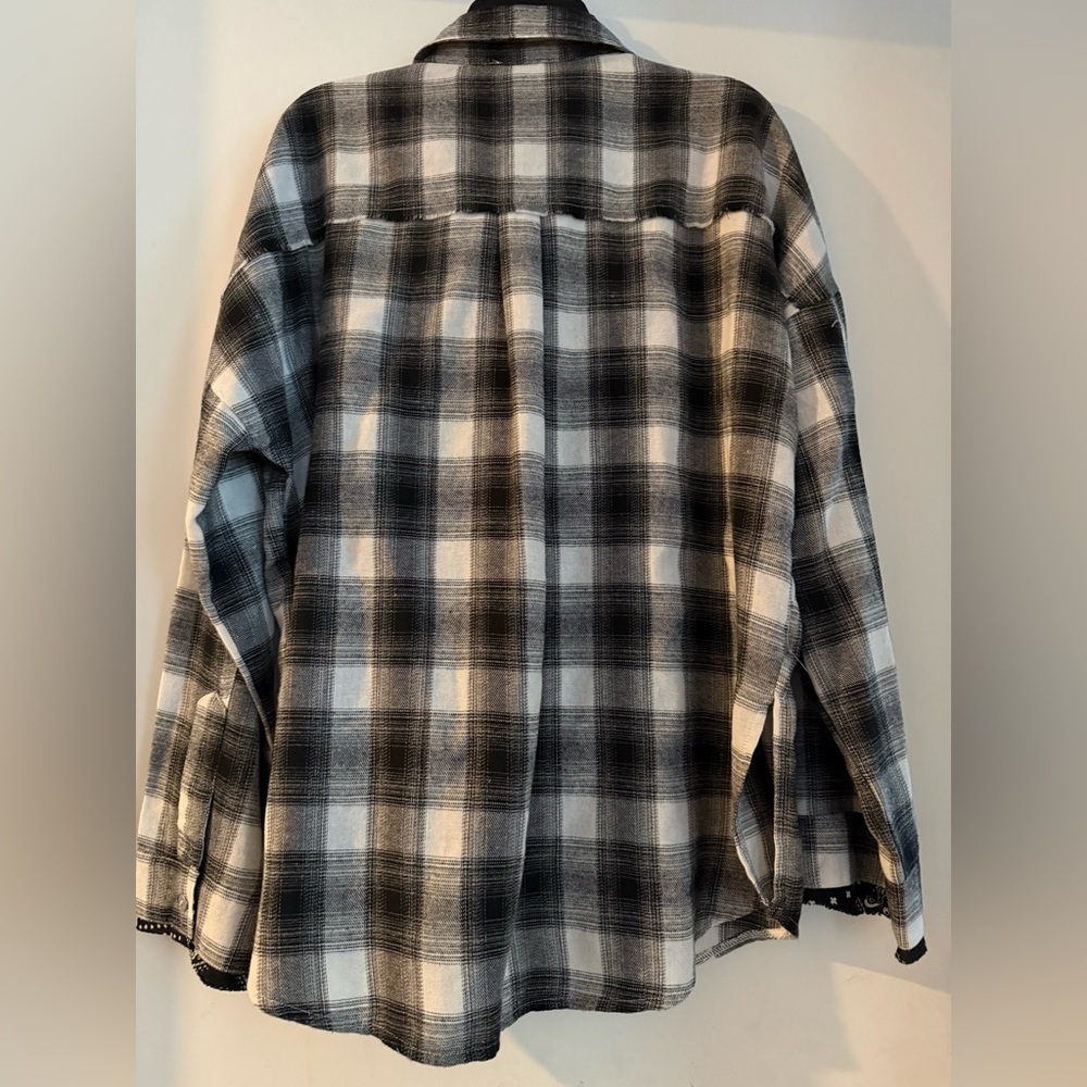 POL Deconstructed Hem Button Front Plaid Shacket Shirt Size M - Picture 2 of 4